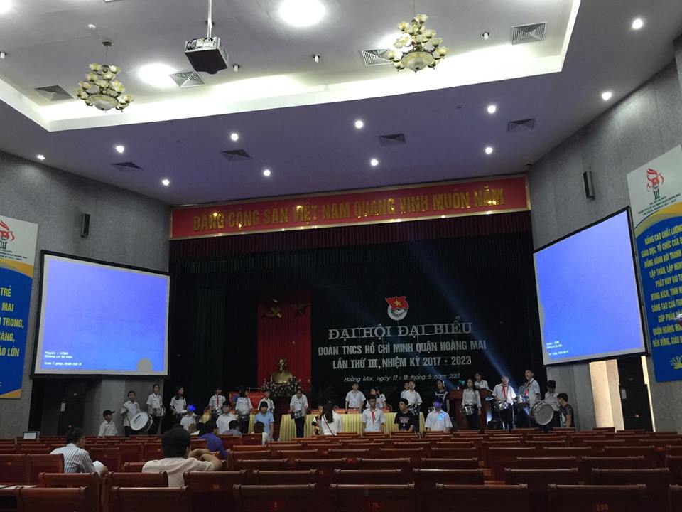 Cho thuê máy chiếu giá rẻ Quận Bình Thạnh - Sử dụng 2 màn hình lớn cho hội trường lớn