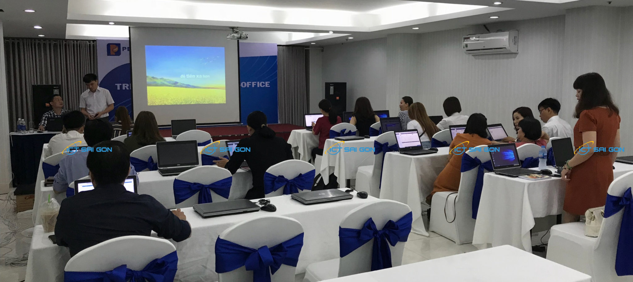 Cho thuê máy chiếu tại Quận Bình Thạnh - sử dụng cho phòng họp